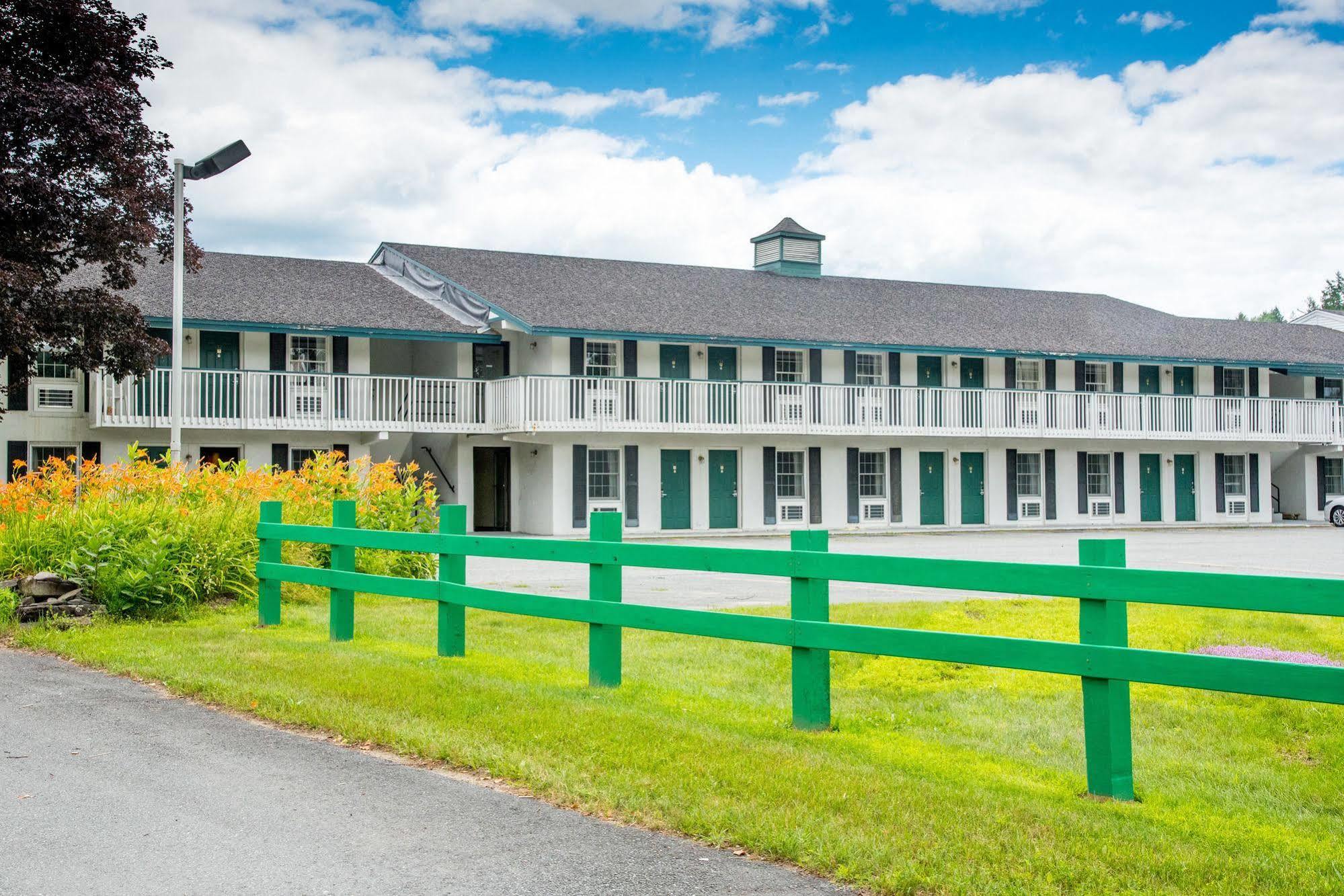 Colonnade Inn Lyndonville Exterior photo